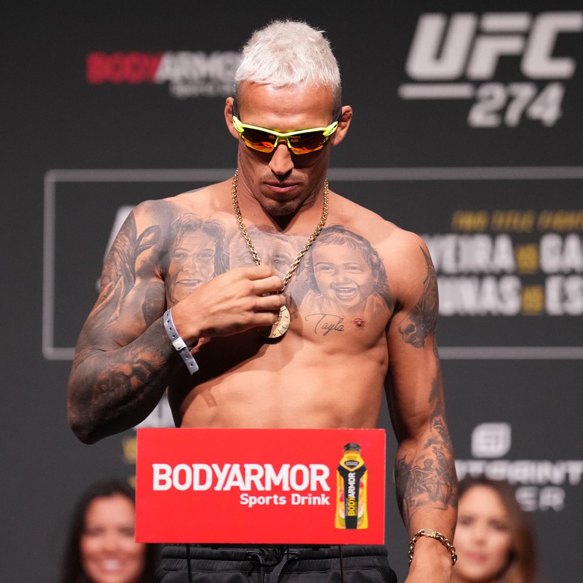 mma_orbit's tweet image. 🚨| Charles Oliveira is OUT of his #UFC294 lightweight title rematch with Islam Makhachev.

Oliveira withdraws just 10 days out from the event in Abu Dhabi.

[per Overdogs Podcast]

#UFC294 #UFC #MMA