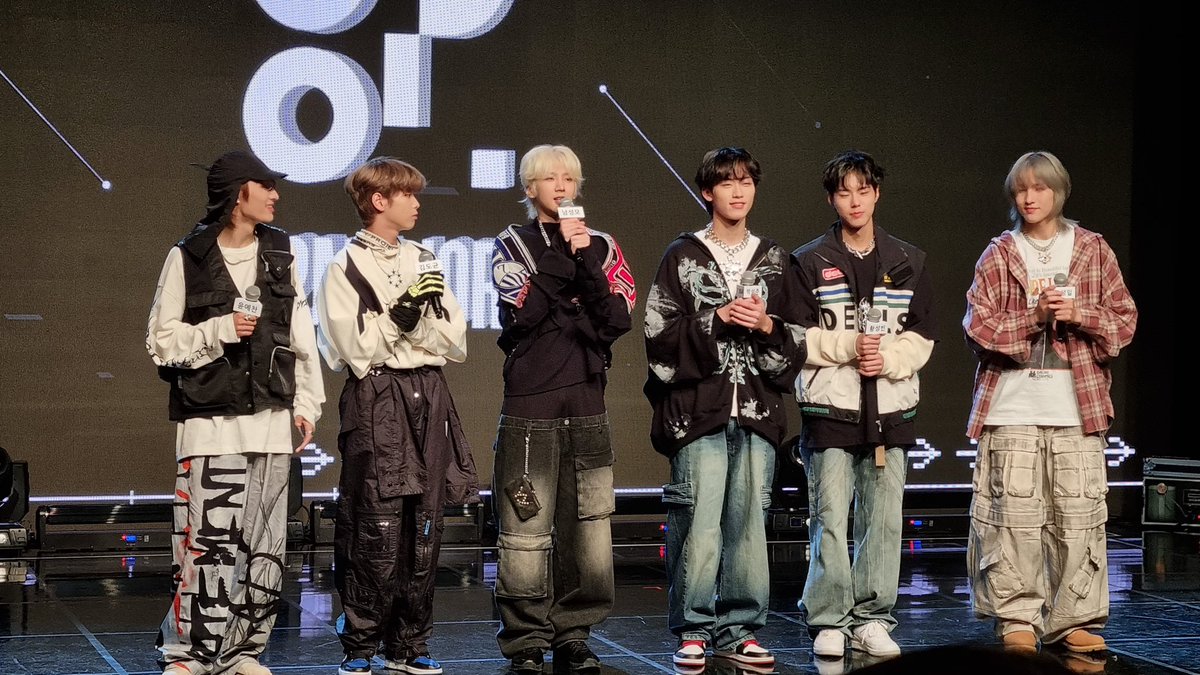 #82MAJOR just entered!! 💗🌏

#82MAJOR #에이티투메이저
#82MAJOR_ON #ON
#Sure_Thing #FIRST_CLASS
<a href="/82major_officia/">kim_</a>