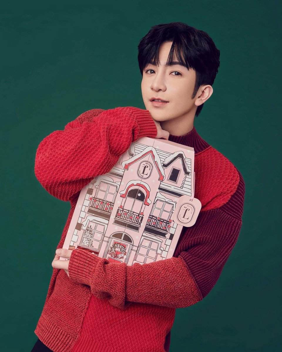 AnsonLo_Giant's tweet photo. Christmas Gift Box. 🎄 Stay tuned~
Are you ready? 💝🍫
#盧瀚霆 #ansonlo #ansonlo盧瀚霆 #教主 #跳唱教主 #LOVERAL #ChristmasGiftBox
🔗: https://t.co/FmURn1npeM https://t.co/eCqIRaLL9d