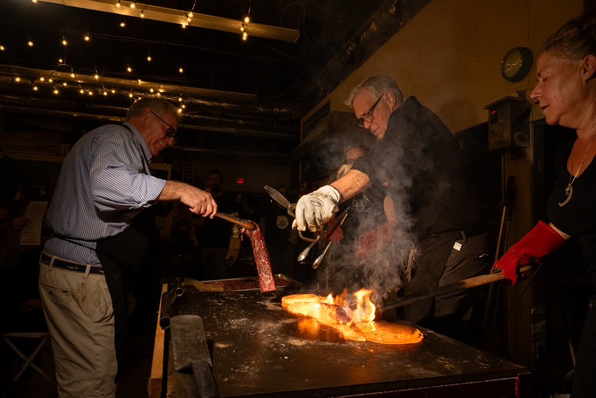 Artist Robert DuGrenier teams up with a New York TImes-starred chef for tomorrow's UrbanGlass Gala and Auction item with the highest minimum bid.
urbanglass.org/glass/detail/u…