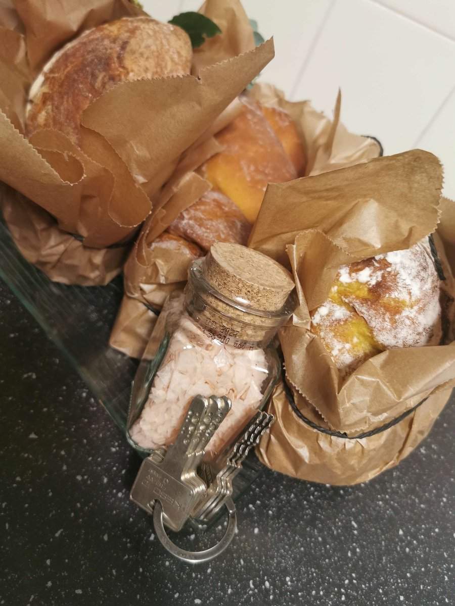 5 Jahre hat's gedauert, aber heute dann die Schlüssel zum Eigenheim bekommen. Und mit den Besten Menschen direkt gefeiert: