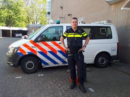 Morgen, woensdag 11 oktober heb ik spreek(half)uur. Ik zal weer zitten op de "lange bank" voor het gemeentehuis van <a href="/GemeenteEpe/">Gemeente Epe</a> . Ik zit daar tussen 12.15 en 12.45 uur. Wees welkom voor vragen, meldingen en advies. Peter.