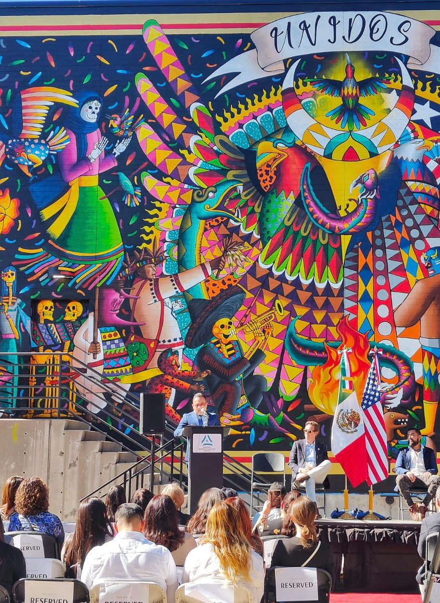 ConsulMexDen's tweet photo. CG @pavel_mc, Alcalde de @CityofDenver @MikeJohnstonCO entre otras autoridades de #Denver inauguraron el impresionante mural “UNIDOS” del reconocido artista #Spaik en @AurariaCampus para celebrar los 200 años de amistad entre 🇲🇽 y 🇺🇸 y el 130 aniversario de @ConsulMexDen. @SRE_mx https://t.co/9exZoD8sVy