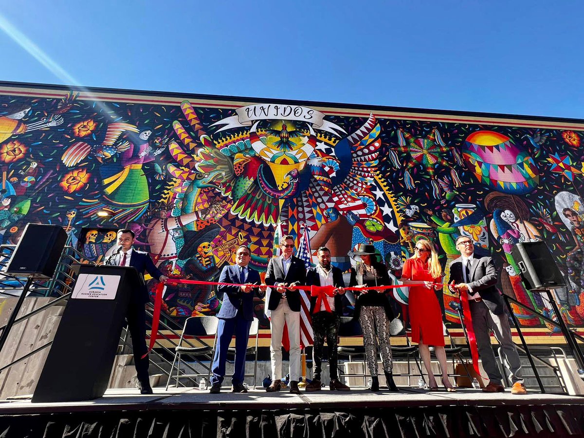 ConsulMexDen's tweet photo. CG @pavel_mc, Alcalde de @CityofDenver @MikeJohnstonCO entre otras autoridades de #Denver inauguraron el impresionante mural “UNIDOS” del reconocido artista #Spaik en @AurariaCampus para celebrar los 200 años de amistad entre 🇲🇽 y 🇺🇸 y el 130 aniversario de @ConsulMexDen. @SRE_mx https://t.co/9exZoD8sVy