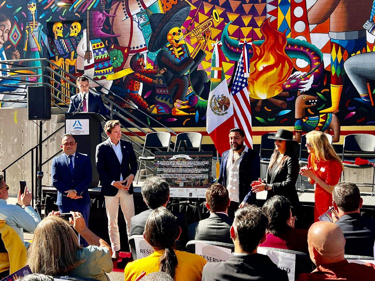 ConsulMexDen's tweet photo. CG @pavel_mc, Alcalde de @CityofDenver @MikeJohnstonCO entre otras autoridades de #Denver inauguraron el impresionante mural “UNIDOS” del reconocido artista #Spaik en @AurariaCampus para celebrar los 200 años de amistad entre 🇲🇽 y 🇺🇸 y el 130 aniversario de @ConsulMexDen. @SRE_mx https://t.co/9exZoD8sVy