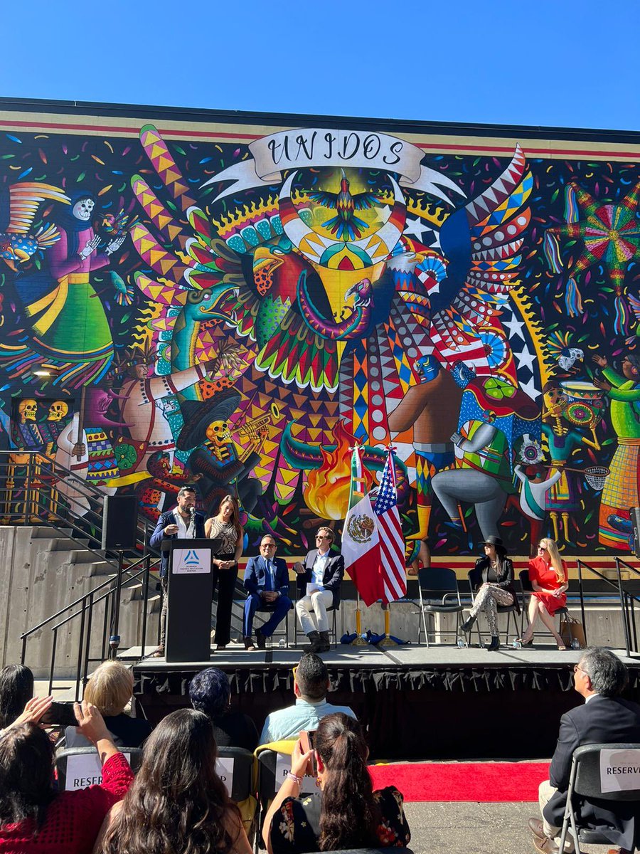 ConsulMexDen's tweet photo. CG @pavel_mc, Alcalde de @CityofDenver @MikeJohnstonCO entre otras autoridades de #Denver inauguraron el impresionante mural “UNIDOS” del reconocido artista #Spaik en @AurariaCampus para celebrar los 200 años de amistad entre 🇲🇽 y 🇺🇸 y el 130 aniversario de @ConsulMexDen. @SRE_mx https://t.co/9exZoD8sVy