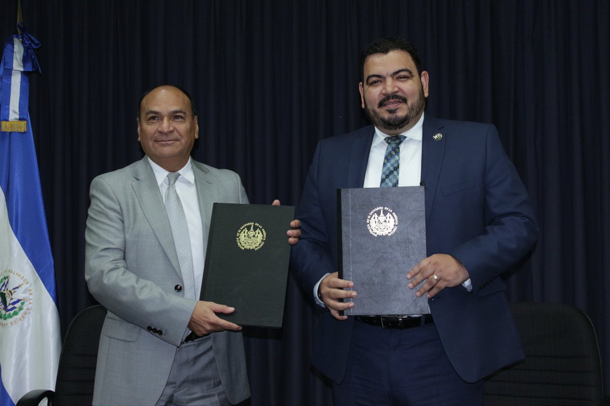 PGR_SV's tweet photo. El @ProcuradorGral René Escobar y el presidente de la @CorteSupremaSV, Óscar López Jerez, suscribieron el compromiso vigente a través de la Unidad Coordinadora del #SNFJ de la @CorteSupremaSV y la Especializada de #MediaciónyConciliación @PGR_SV. https://t.co/CeejhiDhXM