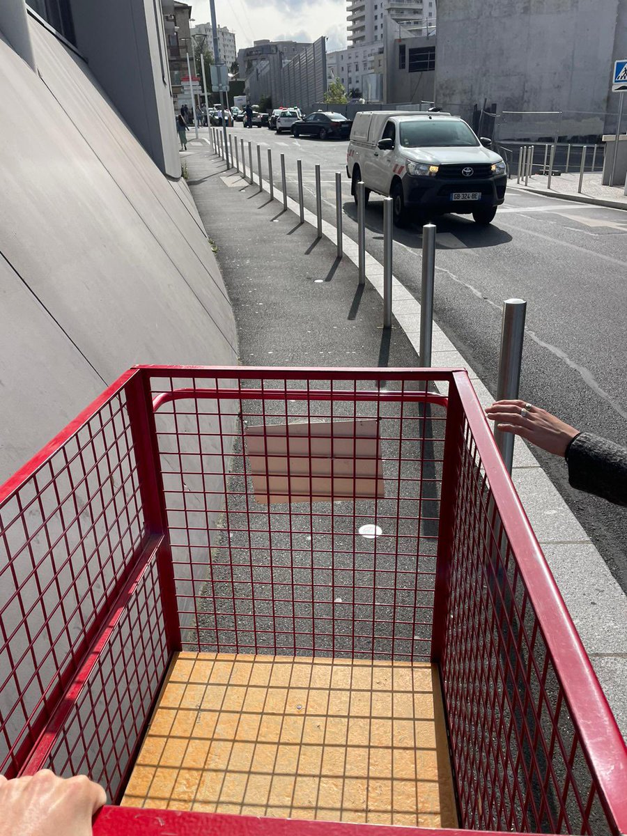 [TEASER] Le Fablab mobile est en préparation ! ✨

✏️⚒️ On planche sur une première version d’un roll de lingerie aménagé pour faciliter l’accès aux outils de #prototypage rapide et à la #matériauthèque dans les services de soin 
.
.
.
#fablabhospitalier #soignants #diy