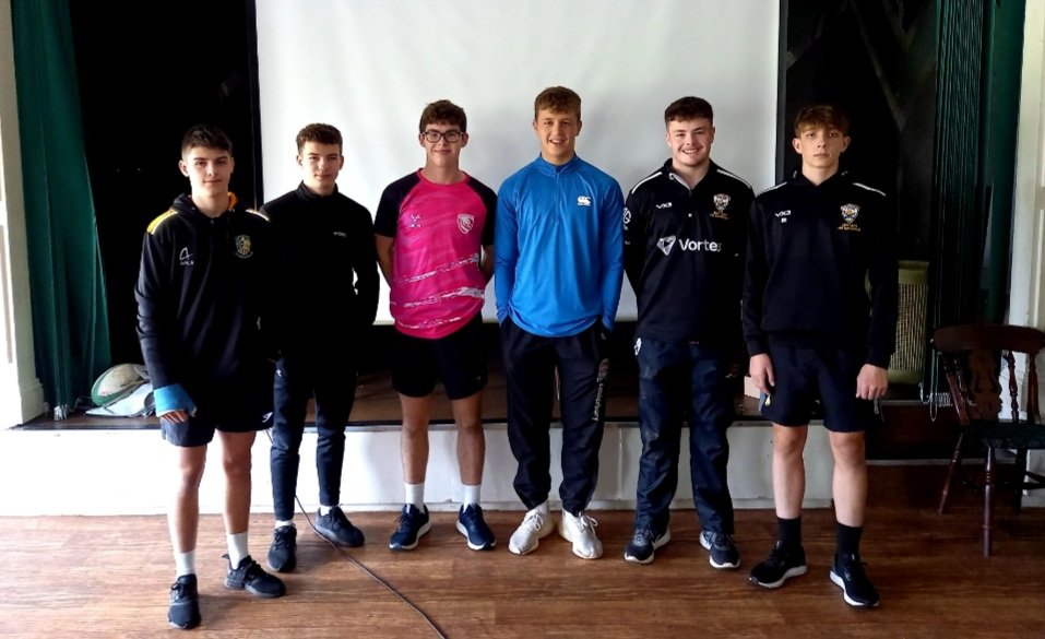 addgorffmaes's tweet photo. Dyfarnwyr newydd ardal Mynydd Mawr a Dinefwr.Edrych ymlaen atynt ddyfarnu gemau ysgol ac yn eu clybiau lleol.

Da iawn Jac,Harri,Jac,Llyr,Iestyn a Rhys o @maesygwendraeth 👍 

Mis cyntaf=17 hyfforddwr a 6 dyfarnwr newydd I hwb MYG 💥 

@WRU_Community
@aledparry 
@WRU_Scarlets https://t.co/Lxd1cb0dsL