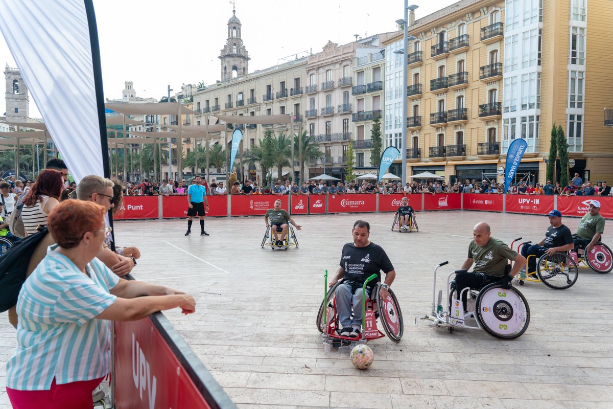 futbolensilla's tweet photo. Eventazo el que tuvimos el sábado en la plaza de la Reina de Valencia!!!
Los jugadores disfrutaron de una jornada novedosa con partidos 3x3 en un emplazamiento único con mucha afluencia de público que se emocionó con el esfuerzo y las habilidades de los deportistas de A-ball.👏👨‍🦽 https://t.co/83BGdhLrnz