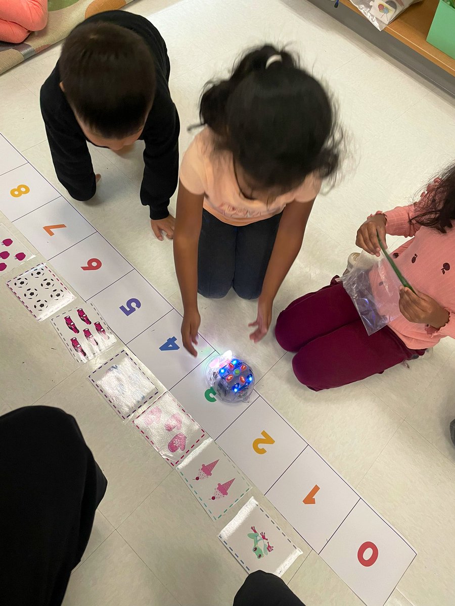 Ms_1stgrade's tweet photo. Thank you @MrsAllenGPEIFT for introducing us to the BlueBots! We loved collaborating with you during math today! @GoshenPostES #GoGPGators https://t.co/G8VA6U1s69