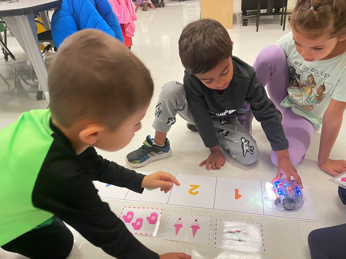 Ms_1stgrade's tweet photo. Thank you @MrsAllenGPEIFT for introducing us to the BlueBots! We loved collaborating with you during math today! @GoshenPostES #GoGPGators https://t.co/G8VA6U1s69