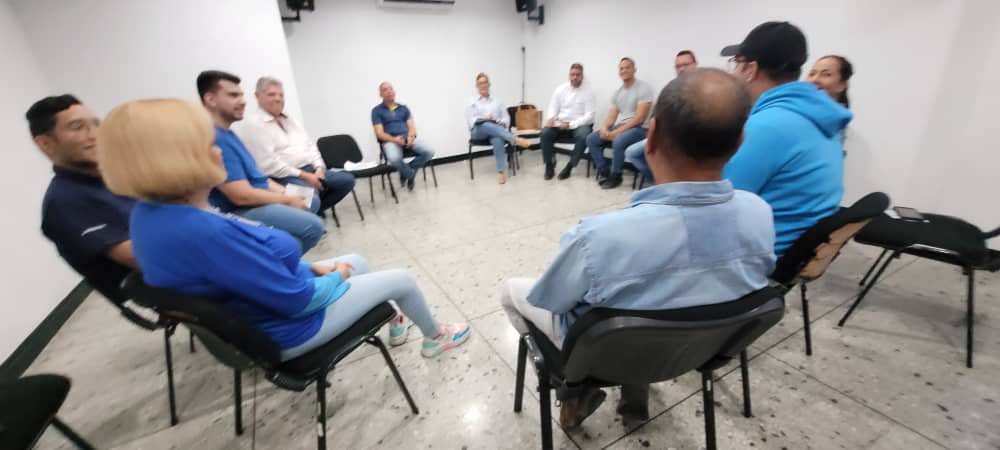 En este momento, nuestro Comité Ejecutivo Seccional está reunido evaluando los aspectos logísticos y políticos relacionados a las primarias con el fin de ajustar nuestras capacidades en función del triunfo de nuestra opción, representada por CARLOS PROSPERI.

#DemosElPrimerPaso