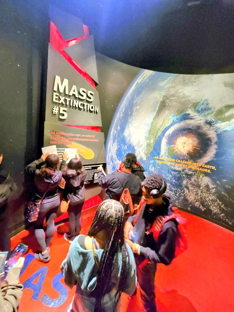 MrV_history's tweet photo. @RichTownshipHS MYP freshmen visited @FieldMuseum to prepare for their unit 2 history summative. For many, it was their 1st visit to a history museum! They also viewed "Evolving Planet" for bio and "The Americas" for Hispanic heritage month. #richinstudentsuccess #iblearner https://t.co/SMljQSYgEs