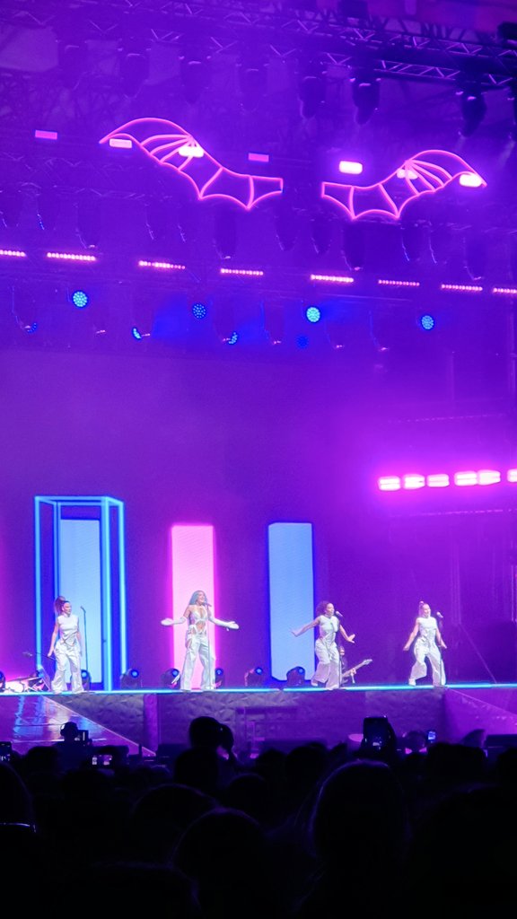 No sé cómo se habrá visto desde el escenario pero, es uno de los conciertos que más ha cantado y gritado el público de todos los que he estado.

Enhorabuena <a href="/lolaindigomusic/">lola indigo | info oficial</a> y equipo.

👏🏼👏🏼👏🏼👏🏼👏🏼👏🏼👏🏼👏🏼👏🏼👏🏼👏🏼👏🏼👏🏼👏🏼👏🏼👏🏼

#ZARAGOZA 🟥⬛️🟥⬛️🟥⬛️🟥 @FiestasPilarZGZ #EspacioZity