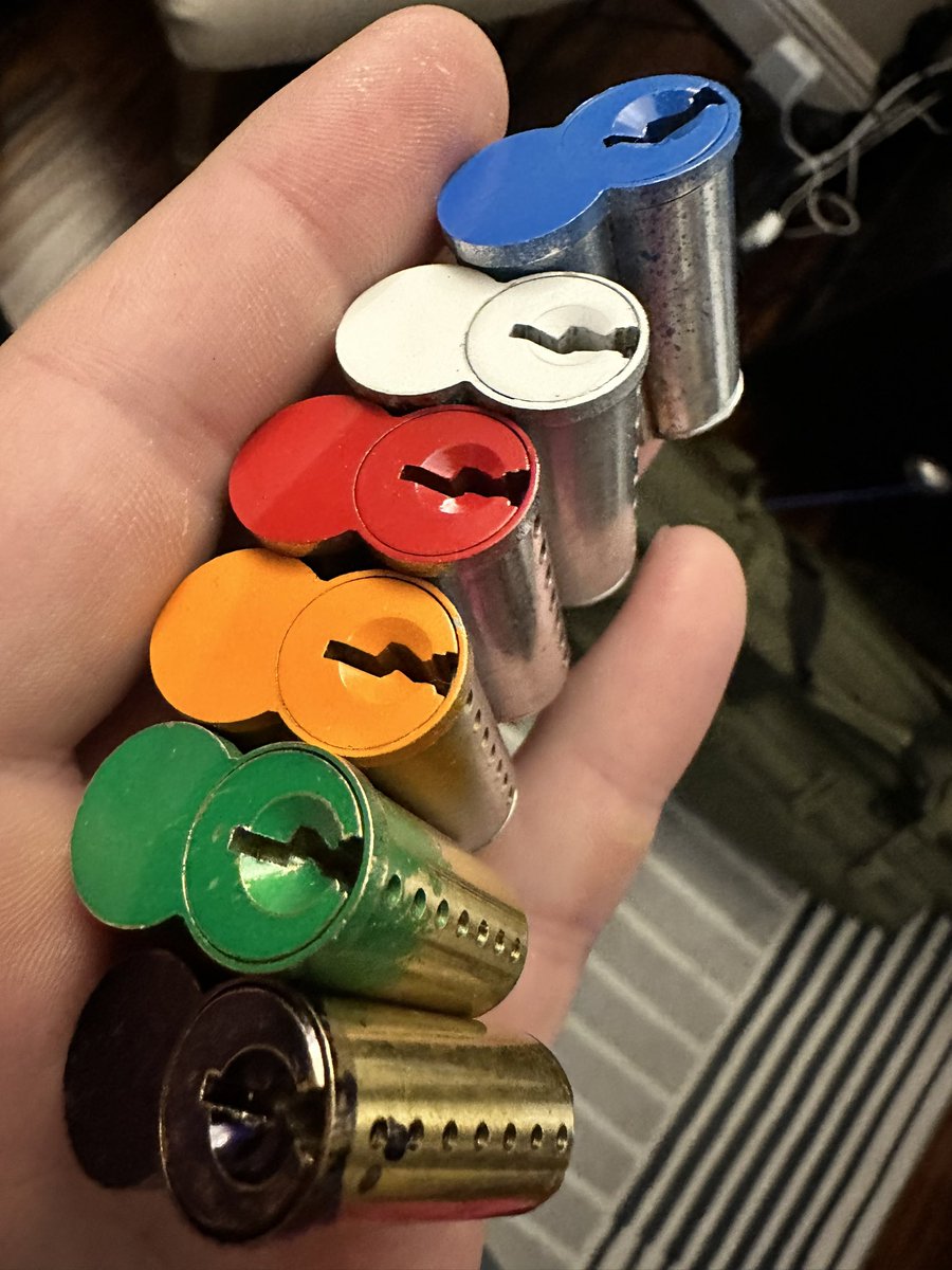 soapszzz's tweet photo. i’m not obsessed, you are! #locksport #constructioncore https://t.co/L88uHVzZHB