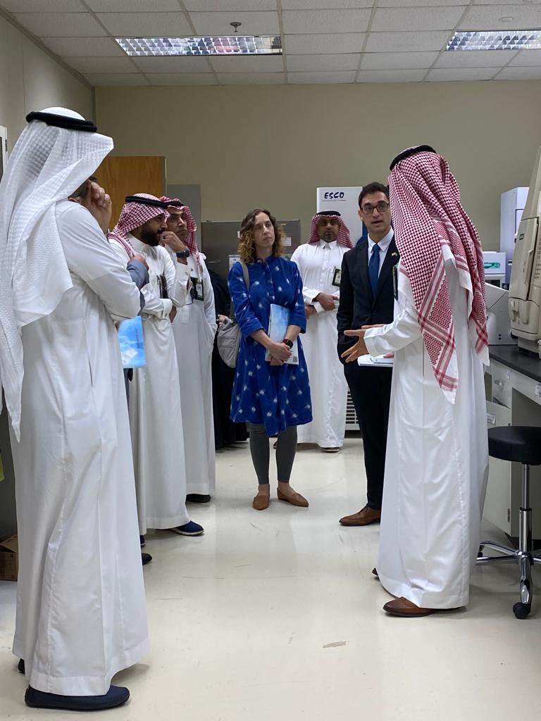 CIPM_KAU's tweet photo. مقتطفات من زيارة الملحق الثقافي الأمريكي بجدة السيد دانييل بكمان والوفد المرافق له   لمركز الابتكار في الطب الشخصي خلال جولته @CIPM_KAU لمناقشة إمكانية التعاون البحثي والتبادل الطلابي. @arca_kau @kauweb @NanoMed_CIPM @3DPrinting_CIPM https://t.co/gTKskvamxO