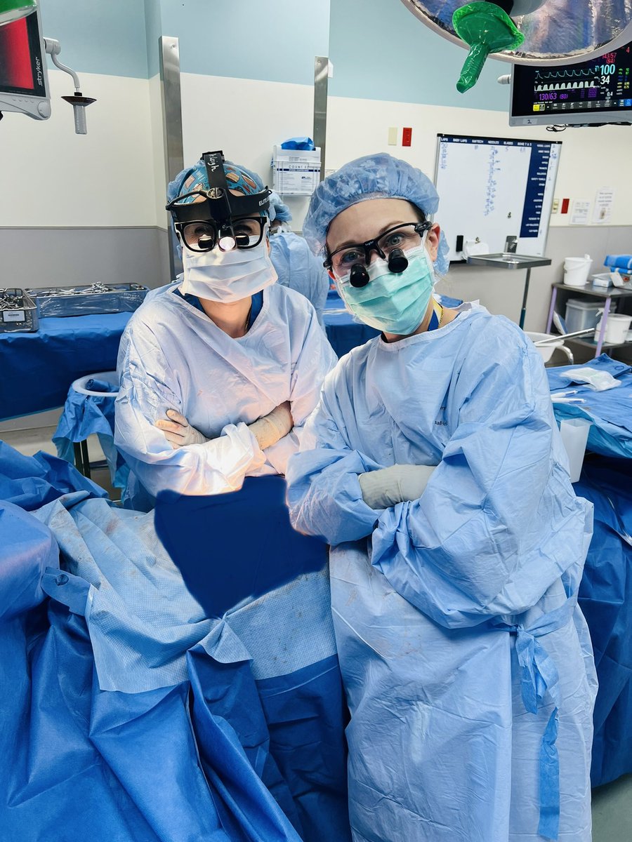 lady surgeon moment @WashUSurgRes with chief extraordinaire @kecaldwell #ilooklikeasurgeon #womeninsurgery <a href="/WashUSurgery/">WashU Medicine Department of Surgery</a>