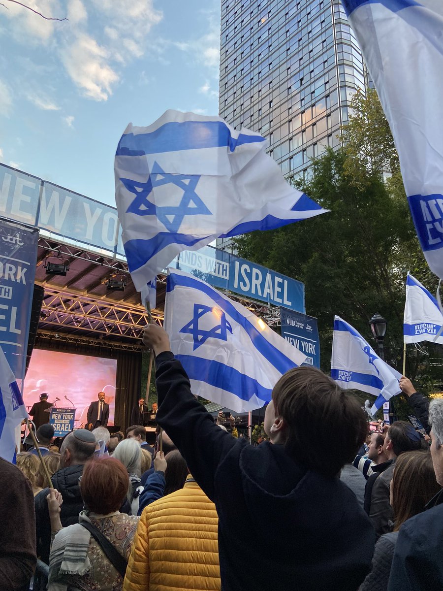 We’re so moved to see thousands of people here, of all ages, standing together in support of lsrael during this dark time. New York 💙 Israel