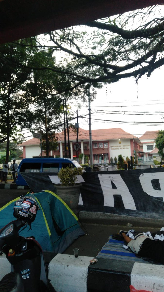 Selamat pagi.
Mohon doa dan dukungannya. 

Sejak tadi malam, beberapa teman teman muda berinisiatif menginap di kolong flyeover Arjosari. Mereka masih bertahan hingga saat ini.

Siapapun, mohon solidaritas dan kehadirannya. Kehadiranmu sangat berarti.

A luta continua!