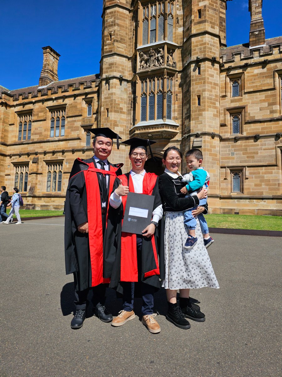 Last Friday, Yanyao Bao (@baoyanyao1992, now at @Arup) received his #PhD with excellent work on water management in PEM fuel cells for #RenewableEnergy and #Hydrogen. It was such a lovely day to take graduation photos with Dr Bao and his family! @SydneyNano and @CIVIL_Sydney