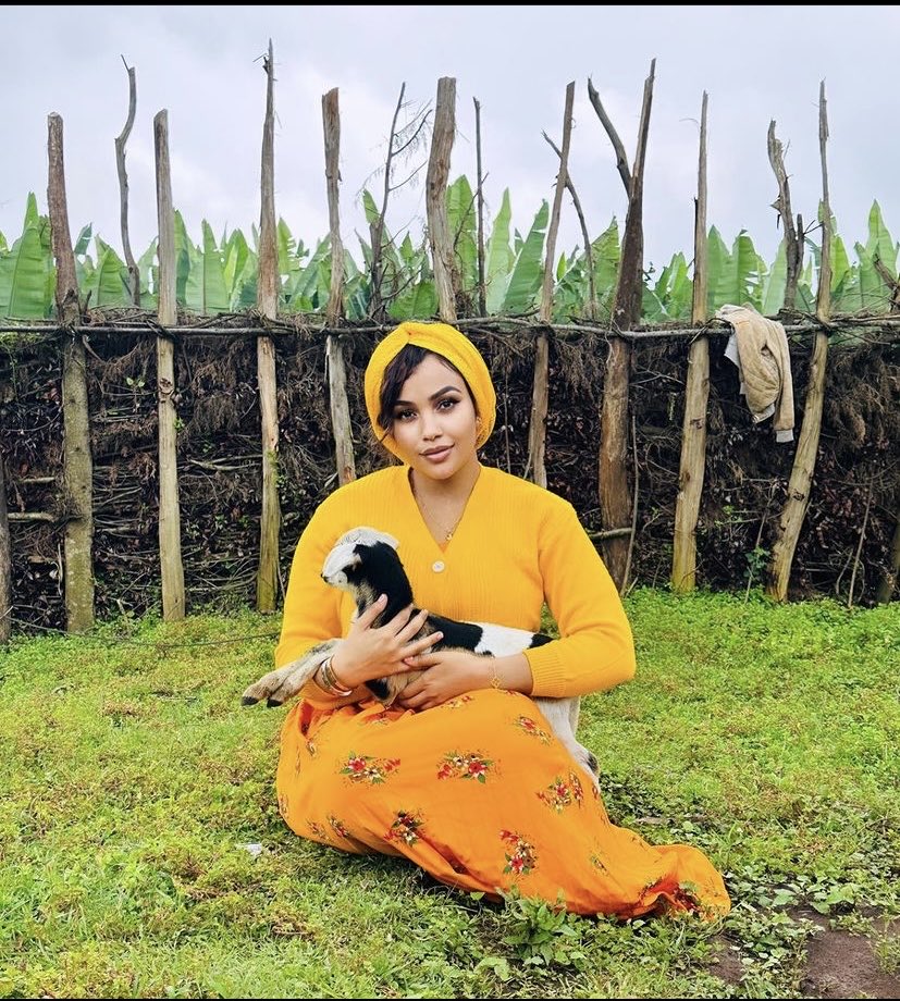 ጉራጌ ከሌላዉ ብሔረሰብ ጋር ተስማምቶ ተጋብቶና ታዋልዷል , እስከዛሬ ባህሉን ቋንቋውን ትውፊቱን ይዞ ጠብቋል🛖 ጉራጌነታችን ሚቀጥለው በራሳችን እንጂ በሌላው ብሔር ነፃ አውጭነት አይደለም #alwaysgurage💚💛🛖