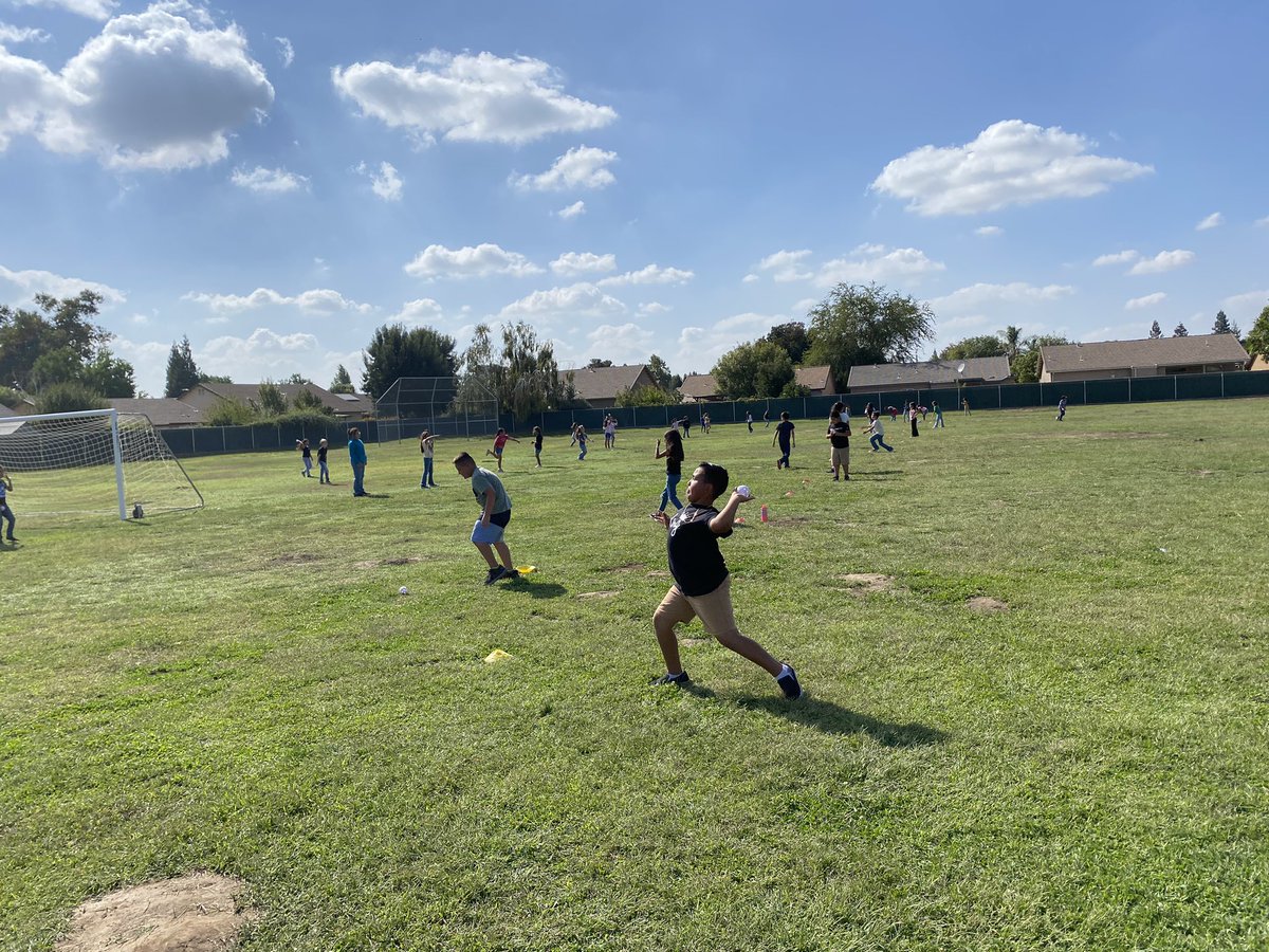 JustinYag3r's tweet photo. One of my favorite things to do is teach skills. It is a blessing to see kids learn new skills and witness the joy they show. They are so proud. #scamathew #scabears #burtonexperience #throwing #physicaleducation #blessed https://t.co/P6wgWxsEZR