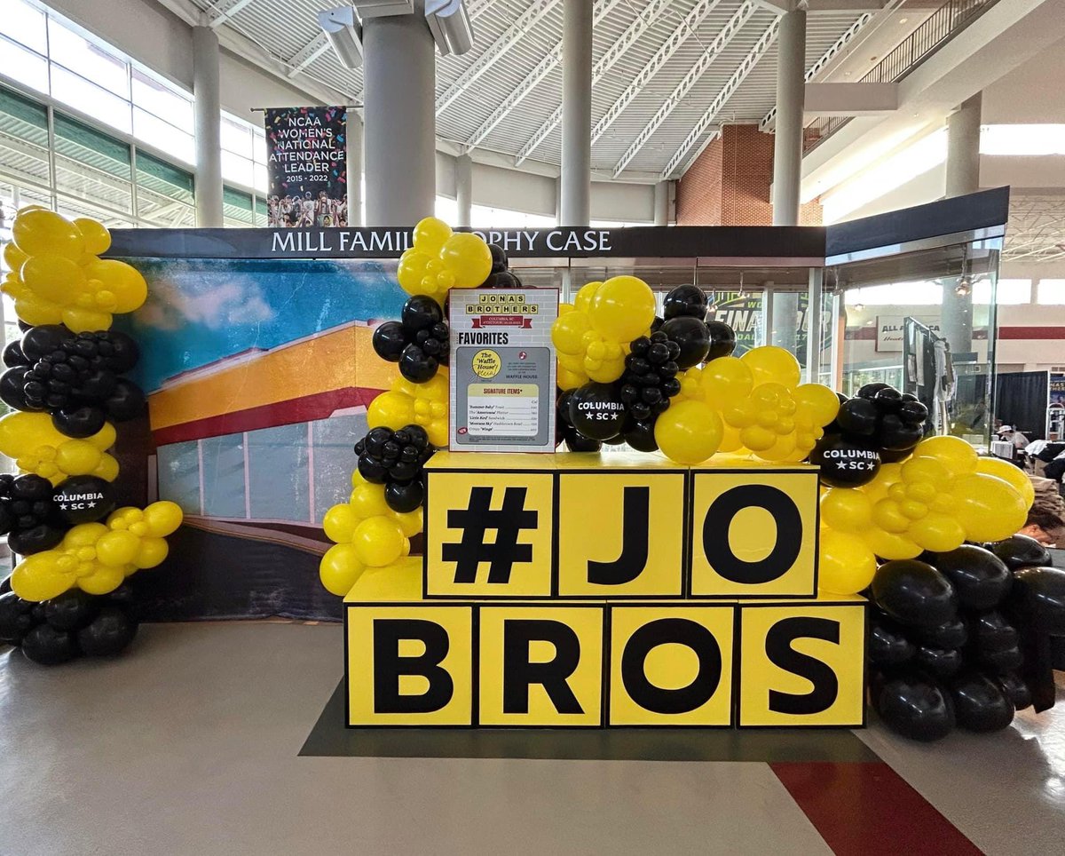 CLAmktg's tweet image. We don’t know about you but the @jonasbrothers make us want to head over to Waffle House… stop by for a photo op near section 118! 🎶🧇

🎈: Luxe Events Rentals &amp;amp; Production