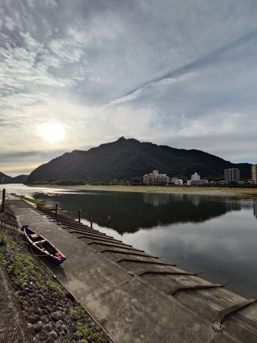 subrow326's tweet image. おはようございます🌤
薄曇りの逆さ金華山
お日様が昇ってきた
暖かい日になるだろう