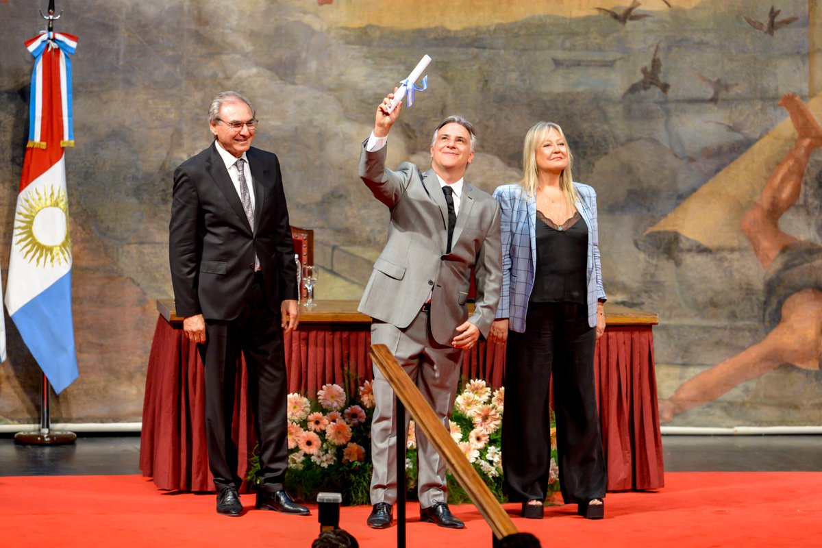 MartinLlaryora's tweet photo. Honrado y emocionado. Recibí el diploma de Gobernador electo, en el acto de proclamación de autoridades que realizó el Tribunal Electoral de la Provincia en el @TdelLibertador. Siento gratitud por el pueblo de #Córdoba y un profundo compromiso por todo lo que tenemos por delante. https://t.co/YYzEUM5Hzg