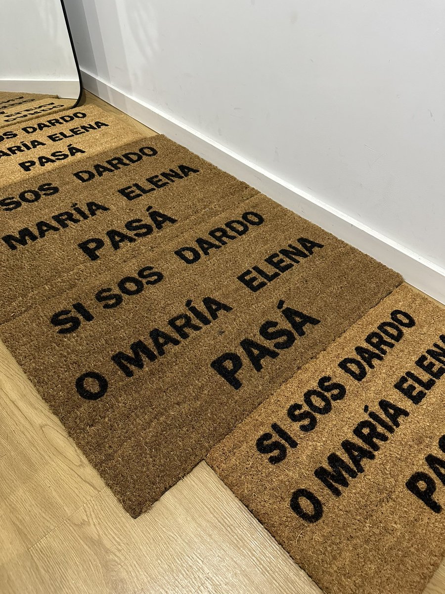 bent29a's tweet photo. Estoy vendiendo alfombras para la entrada de sus hogares! Las pinto con mucho amor y paciencia. Me dan una re mano con un rt y siguiéndome en Instagram @ alfombras.ap https://t.co/zXBT31VA9q