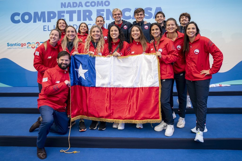 Presidente Gabriel Boric se fotografía con integrantes del Team Chile y la bandera chilena.