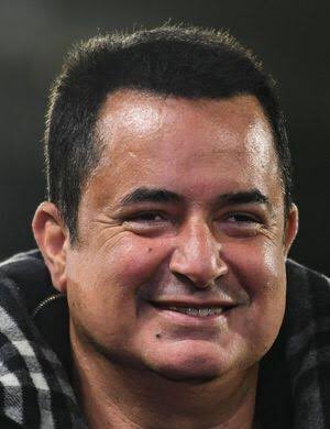 Acun Ilıcalı: Bu erken kalkmayı kim buldu abi? Biz niye erken kalkıyoruz?Kaldırmayın insanları, uyusunlar.

Benim çalışanlarım erken kalkmaz. Bizde kimse Temmuz - Ağustos’ta işe gelmez. 4-5 ay tatil yapanlar var. Maaşları da yatar.

Ben sabahları 7’de kalkarak 1 saat 15 dakikada