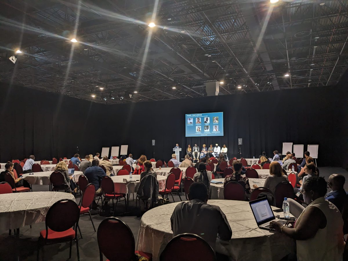 meteosenegal's tweet image. L’ANACIM présente son rôle dans la production de données et l’offre de services pour  la santé.  C’était au cours d’un panel dans le cadre du #GCAM2023 sur le thème: recherche émergente et  données sur le climat et la santé avec le directeur de #meteosenegal, Dr Ousmane Ndiaye.
