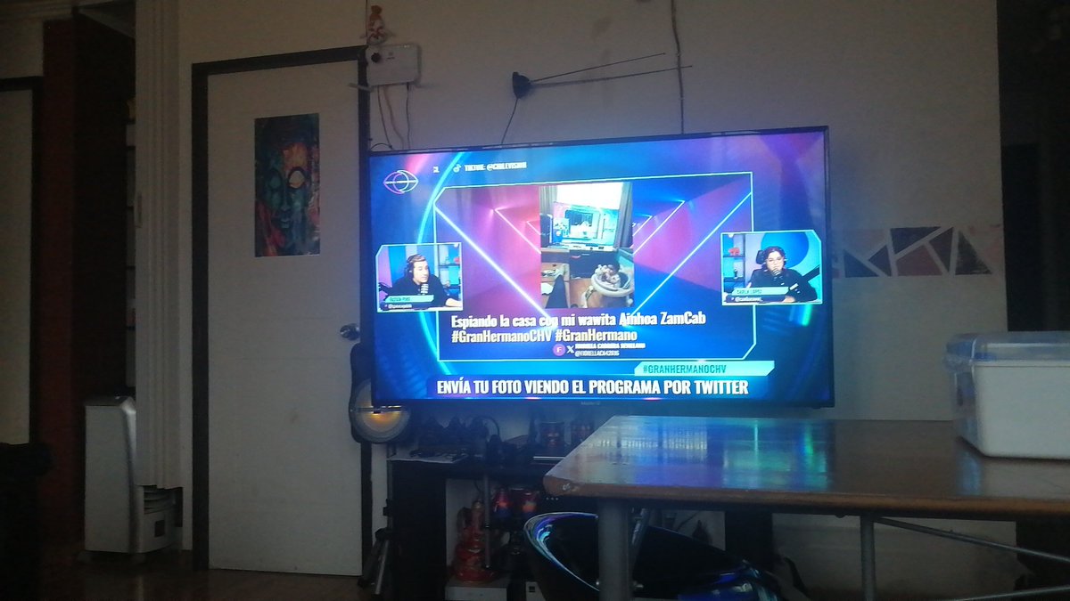 Camitop_92's tweet photo. Acá viendo a los más rankiaos con @MikeAlexanderHD  saludos tío Coyote y tía Carla #GranHermanoCHV https://t.co/IeF6JGPjhO
