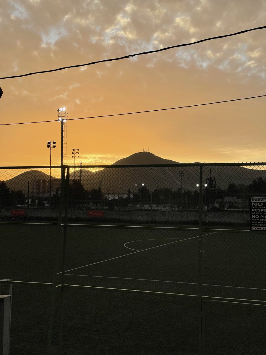 LawrenceSeba's tweet image. Atardecer antes del entrenamiento 🏉