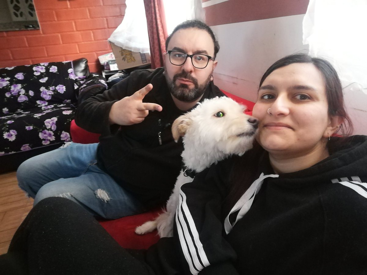 Camitop_92's tweet photo. Acá viendo a los más rankiaos con @MikeAlexanderHD  saludos tío Coyote y tía Carla #GranHermanoCHV https://t.co/IeF6JGPjhO