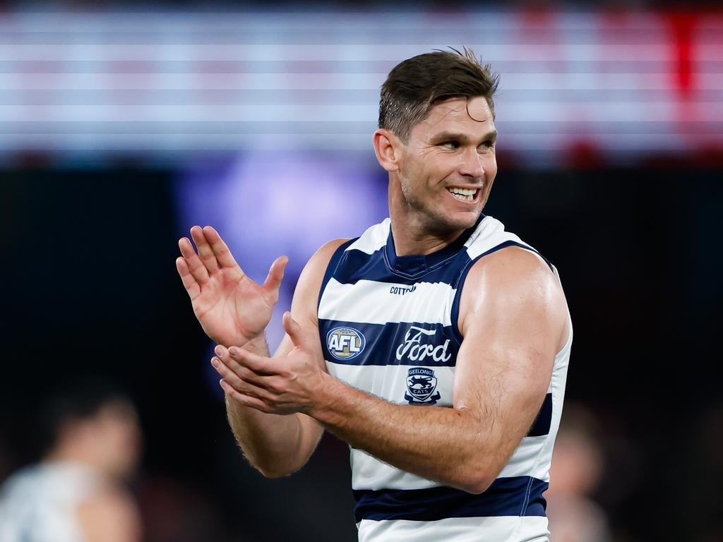 Cats superstar Tom Hawkins will NOT leave Geelong this off-season, per sources. Close to signing a one-year deal that will keep him at Kardinia Park for 2024.

Will likely pass Joel Selwood's games record in 2024.

STORY: bitly.ws/WUsG

#AFL #AFLTrade #AFLTradeRadio