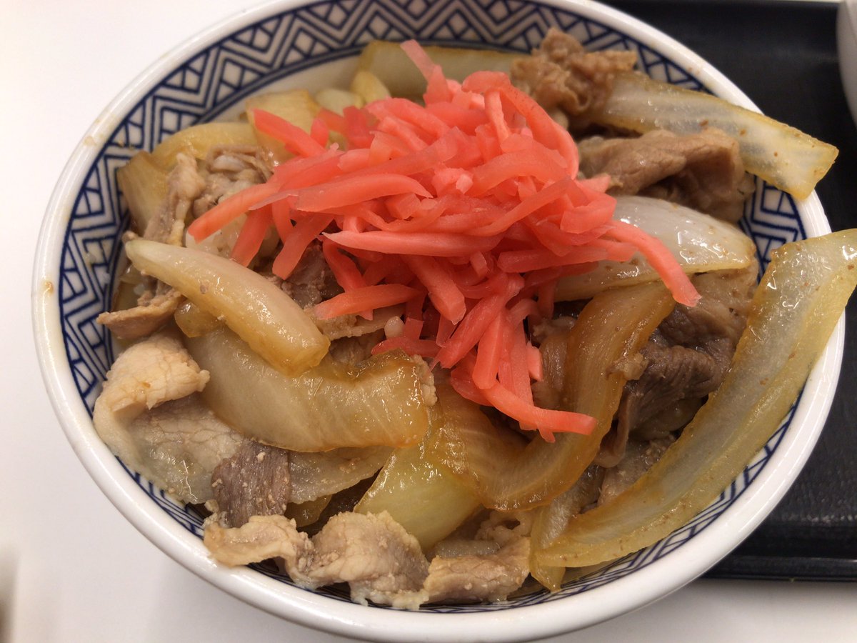 romejiro's tweet photo. せっかくの肉だく祭なので、以前何かで紹介されていた「豚＋牛のハーフ＆ハーフ丼」に。ボリュームが凄いけど、牛だけよりは食後が軽い！（玉ネギもたっぷり）
なお、肉だくは伝票には通常価格で記載されており、会計時に値引きされる仕様。色々な適用条件があるから仕方なし。
 #吉野家 https://t.co/pY0bPUYxcN