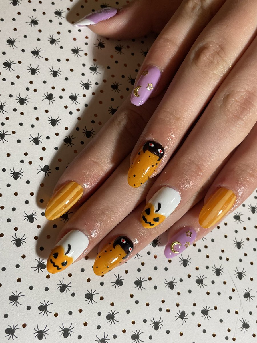 kelbeemoo's tweet photo. life update: i thrifted a cool new sweater, i did someone’s nails for the first time, and i bought a cool pumpkin pillow that has a heating pad inside it 🎃🍂🍁 https://t.co/2VScdpskho