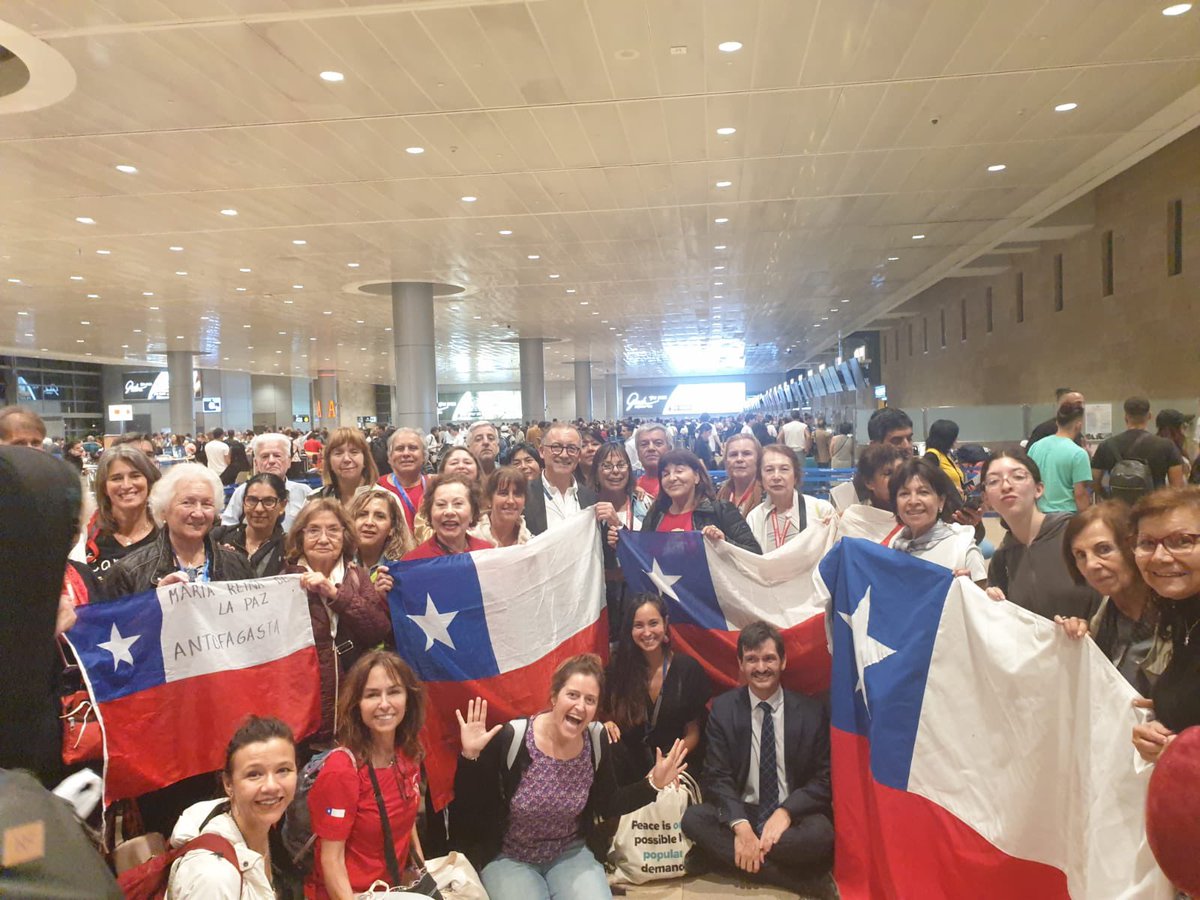 mindefchile's tweet photo. ✈️ ¡Ya despegó el primer vuelo de evacuación de compatriotas desde Tel Aviv a Atenas!  El Boeing 737 de la @FACh_Chile lleva a chilenas y chilenos que estaban en la zona de Israel y Palestina hasta una zona segura en Grecia ✅ https://t.co/PK8HMpwFks