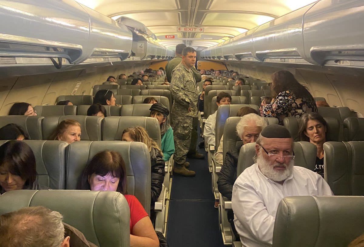 mindefchile's tweet photo. ✈️ ¡Ya despegó el primer vuelo de evacuación de compatriotas desde Tel Aviv a Atenas!  El Boeing 737 de la @FACh_Chile lleva a chilenas y chilenos que estaban en la zona de Israel y Palestina hasta una zona segura en Grecia ✅ https://t.co/PK8HMpwFks
