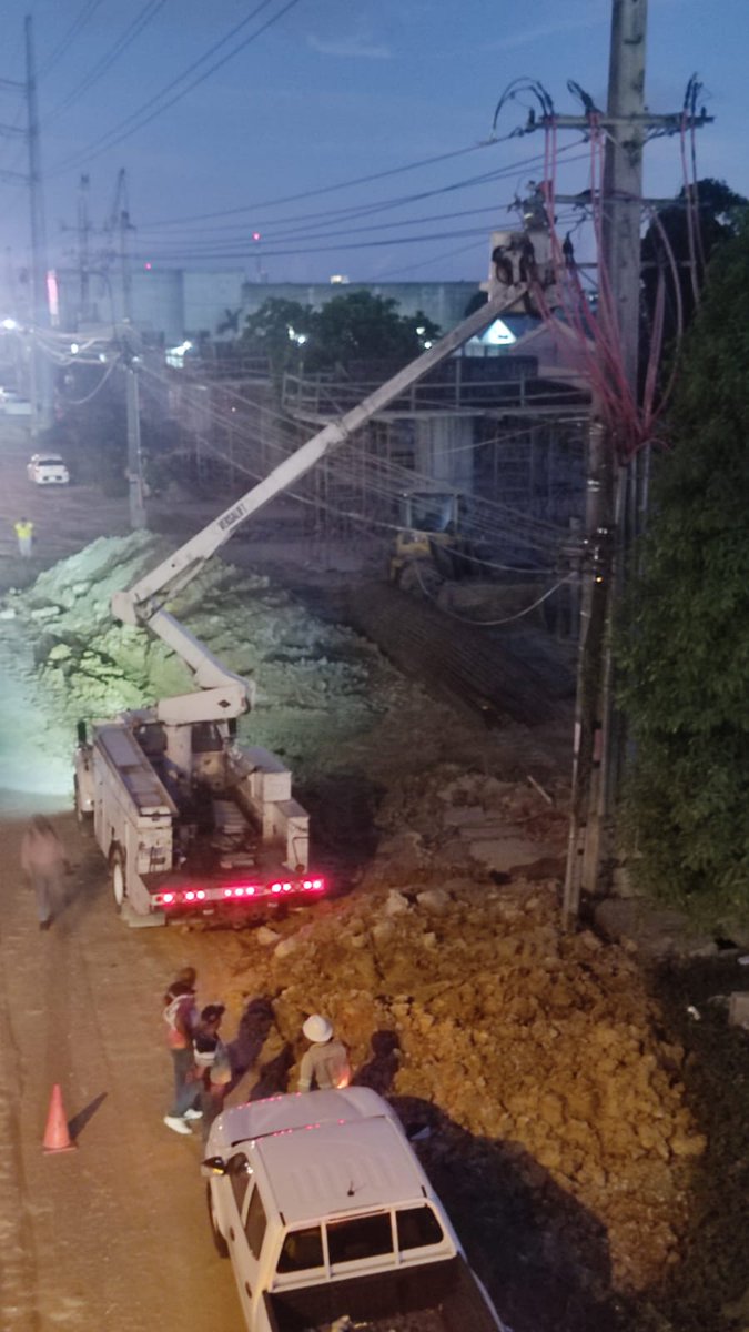 EdesurRD's tweet photo. #EdesurInforma | Nuestras brigadas se encuentran trabajando para solucionar una avería registrada en los circuitos KDIE104 y KDIE105, que afecta los 📍sectores: Tierra Llana, Almacén CAOR,

1/3 https://t.co/f7Lq1LJAhN