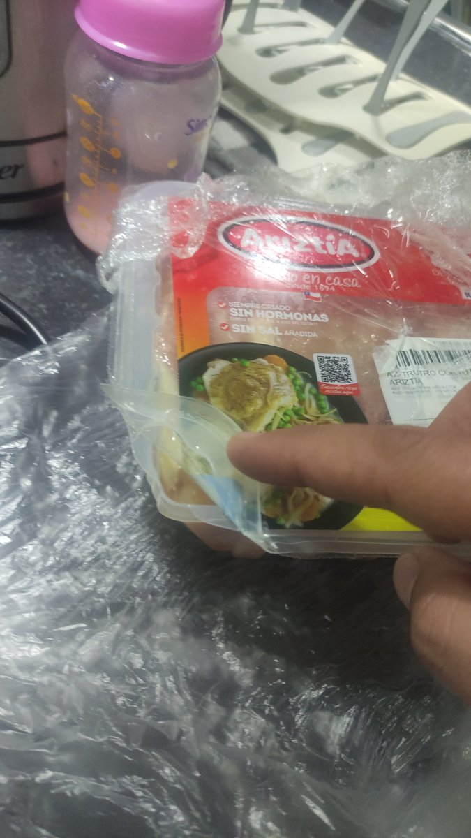 edurbina1981's tweet photo. @LIDERcl  cómo es posible que una bandeja de pollo de @ariztia se rompa y simplemente le pongan alusa? Obviamente el pollo está en mal estado. https://t.co/QkjQ6HR8tX