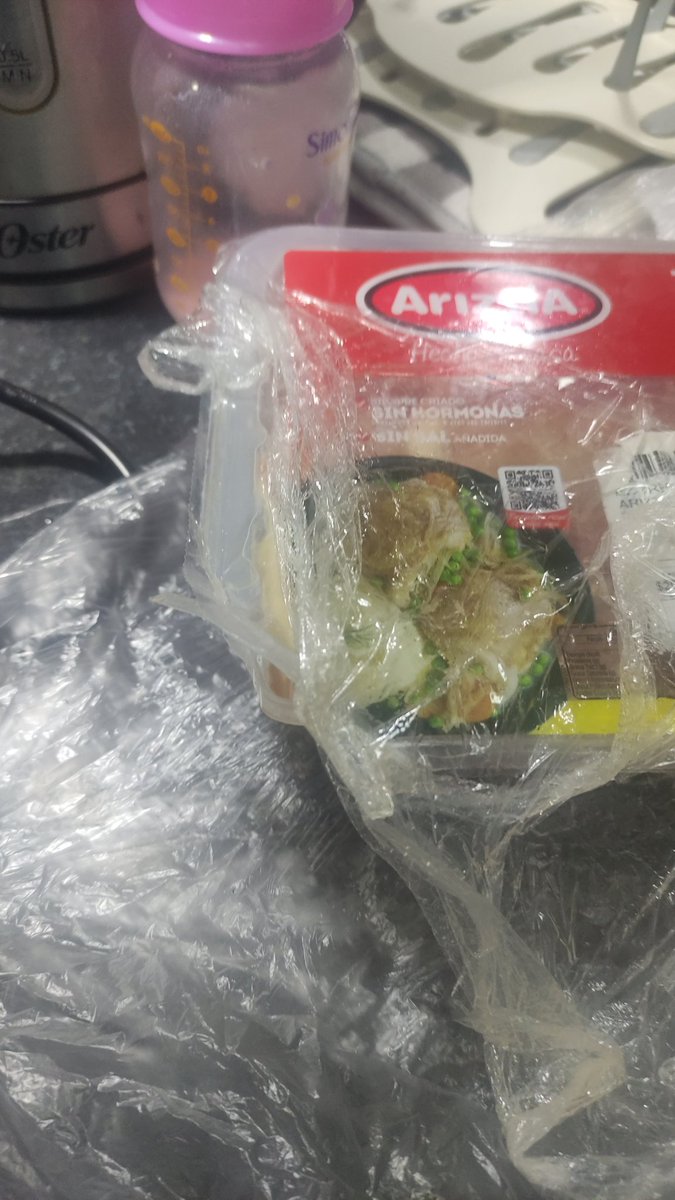 edurbina1981's tweet photo. @LIDERcl  cómo es posible que una bandeja de pollo de @ariztia se rompa y simplemente le pongan alusa? Obviamente el pollo está en mal estado. https://t.co/QkjQ6HR8tX