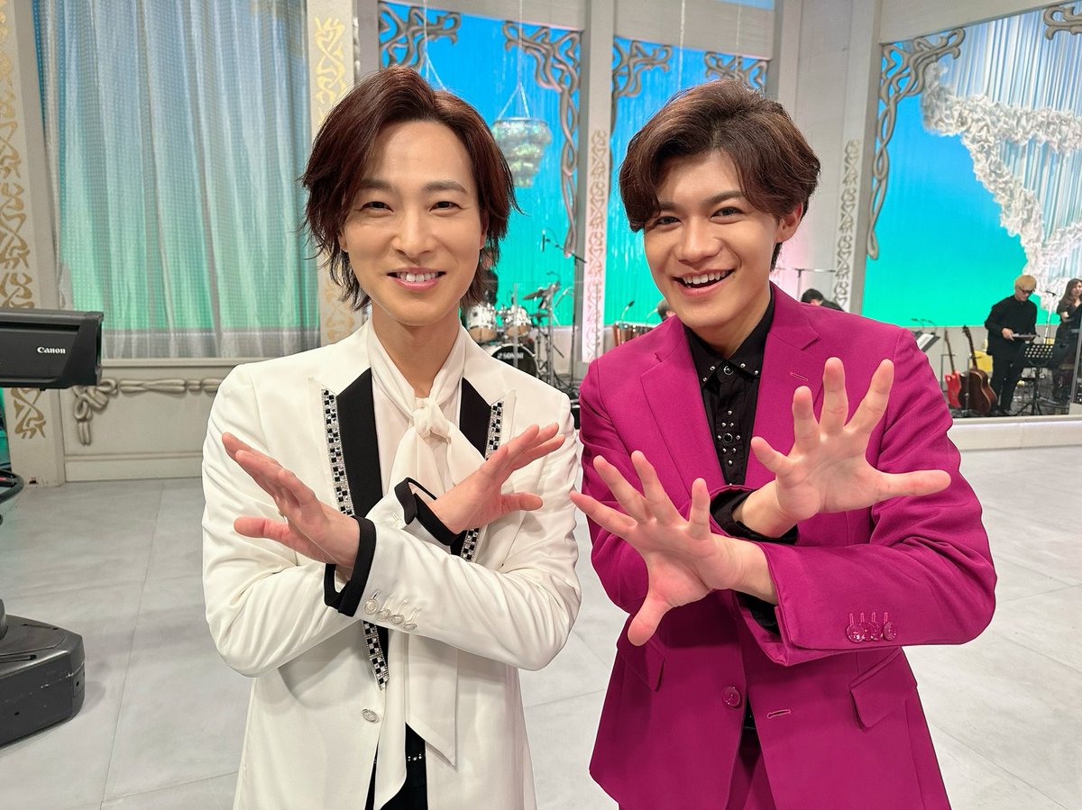 今日は！！！
BS朝日「人生、歌がある」の収録でした🎤今回もとっても豪華な時間に感動の連続でした🔥

ご一緒した #山内惠介 さんと！！！
#つかこん ポーズまで😭いつも本当にありがとうございます⭐️
放送をお楽しみに✨✨✨

今日もおつかレオン🦁
#ジョンソン
#新浜レオン