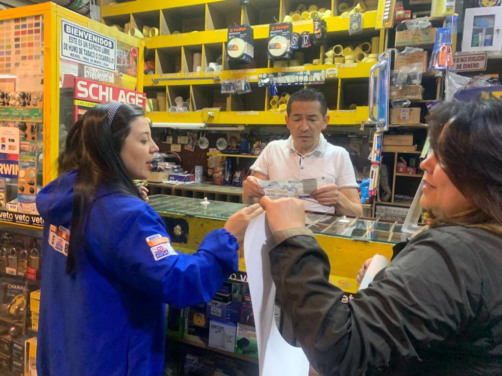 nancyvera89's tweet photo. #AEstaHora escuchando a los tenderos del📍Barrio Quesada de #Teusaquillo✨

Estamos escuchándolos y hablando de la Política pública del @PartidoMIRA en favor de tiendas, panaderías y micronegocios
#MIRAconLosTenderos ✋🏼💙 https://t.co/qEOP3eaB9a