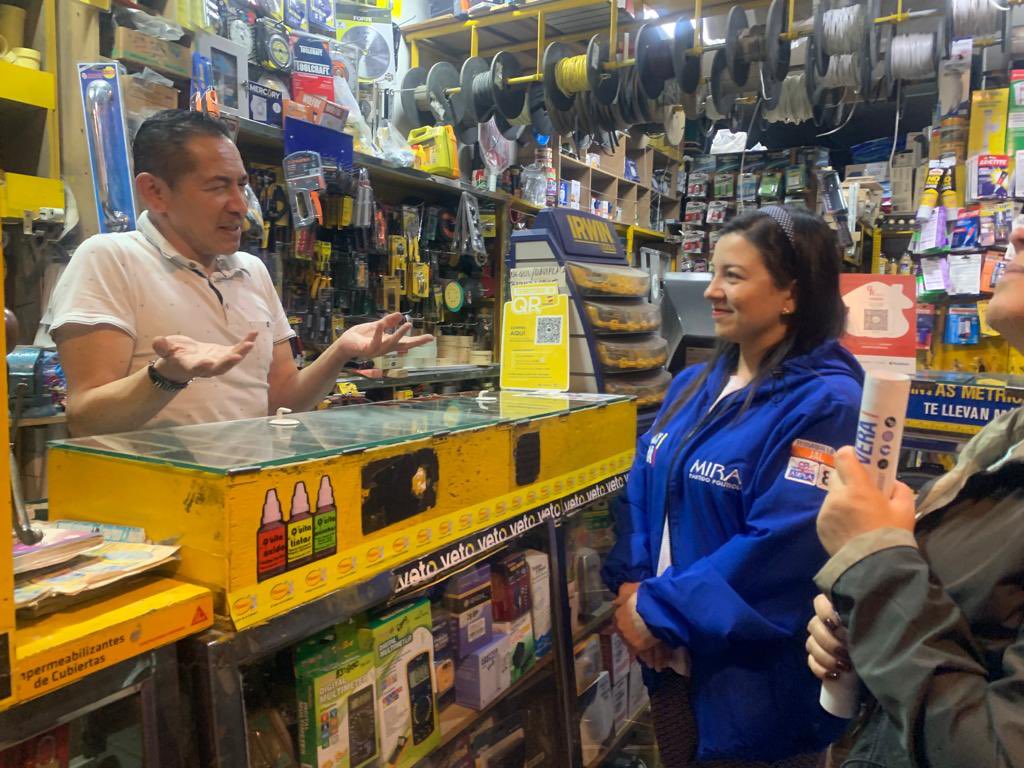 nancyvera89's tweet photo. #AEstaHora escuchando a los tenderos del📍Barrio Quesada de #Teusaquillo✨

Estamos escuchándolos y hablando de la Política pública del @PartidoMIRA en favor de tiendas, panaderías y micronegocios
#MIRAconLosTenderos ✋🏼💙 https://t.co/qEOP3eaB9a