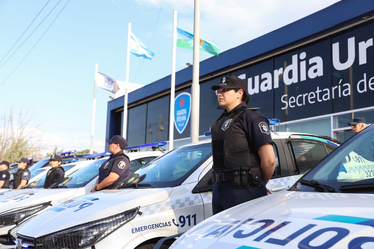 FedericoAchaval's tweet image. Hoy incorporamos nuevos patrulleros para la Policía de #Pilar.

Sabemos lo importante que es abordar la seguridad de una manera integral. Por eso, además de los móviles, sumamos lectores de patentes, paradas seguras, centros de monitoreo y seguimos capacitando y formando a…