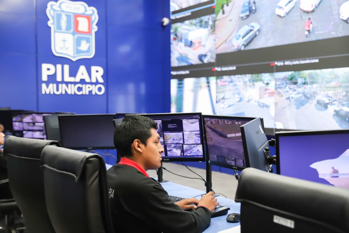 FedericoAchaval's tweet image. Hoy incorporamos nuevos patrulleros para la Policía de #Pilar.

Sabemos lo importante que es abordar la seguridad de una manera integral. Por eso, además de los móviles, sumamos lectores de patentes, paradas seguras, centros de monitoreo y seguimos capacitando y formando a…